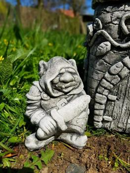 Gartenfigur Troll mit Schild