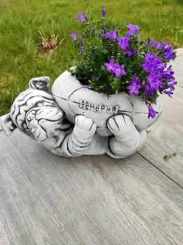 Gartenfigur Bulldogge Football