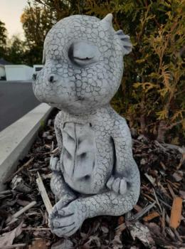 Steinfigur_Gartenfigur_Drache_Yogi