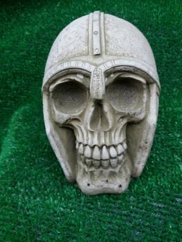 Steinfigur_Gartenfigur_Skull_Totenkopf_Gladiator