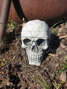 Steinfigur_Gartenfigur_Skull_Totenkopf_Kopftuch