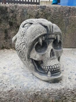 Steinfigur_Gartenfigur_Skull_Totenkopf_Leo