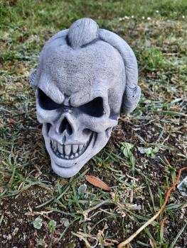 Gartenfigur Skull Totenkopf Penni