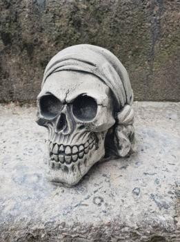 Steinfigur_Gartenfigur_Skull_Totenkopf_Pirat