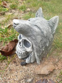 Gartenfigur Skull Totenkopf Wolf