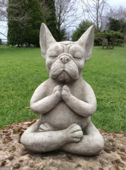 Steinfigur_Gartenfigur_Yoga_Frenchie