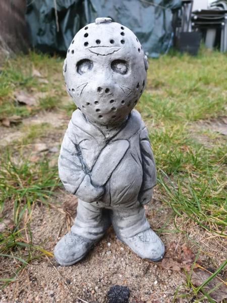 Steinfigur_Gartenfigur_Gartenkiller_Jason