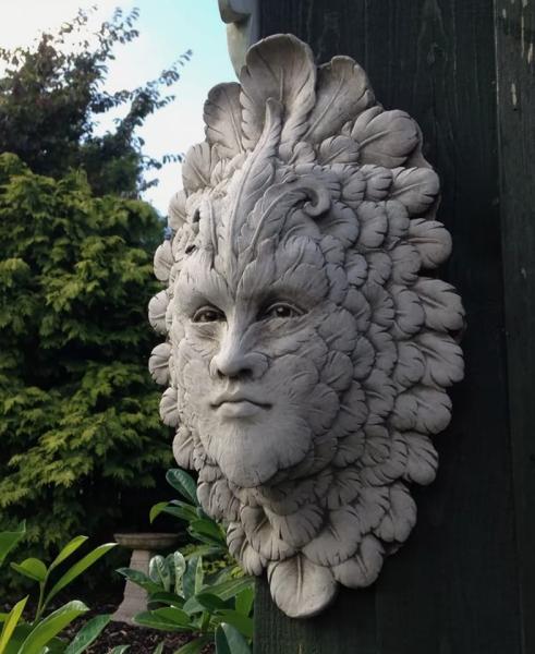 Steinfigur_Gartenfigur_Greenman_Feder