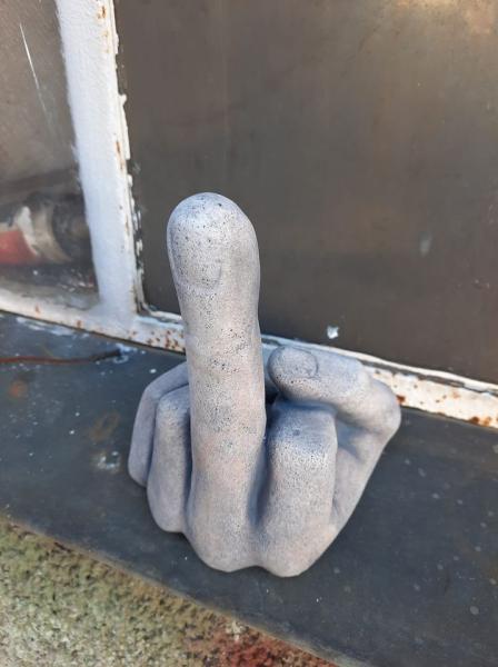 Steinfigur_Gartenfigur_Mittelfinger